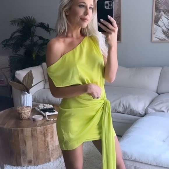 Lime green mini dress - Picture 6 of 7